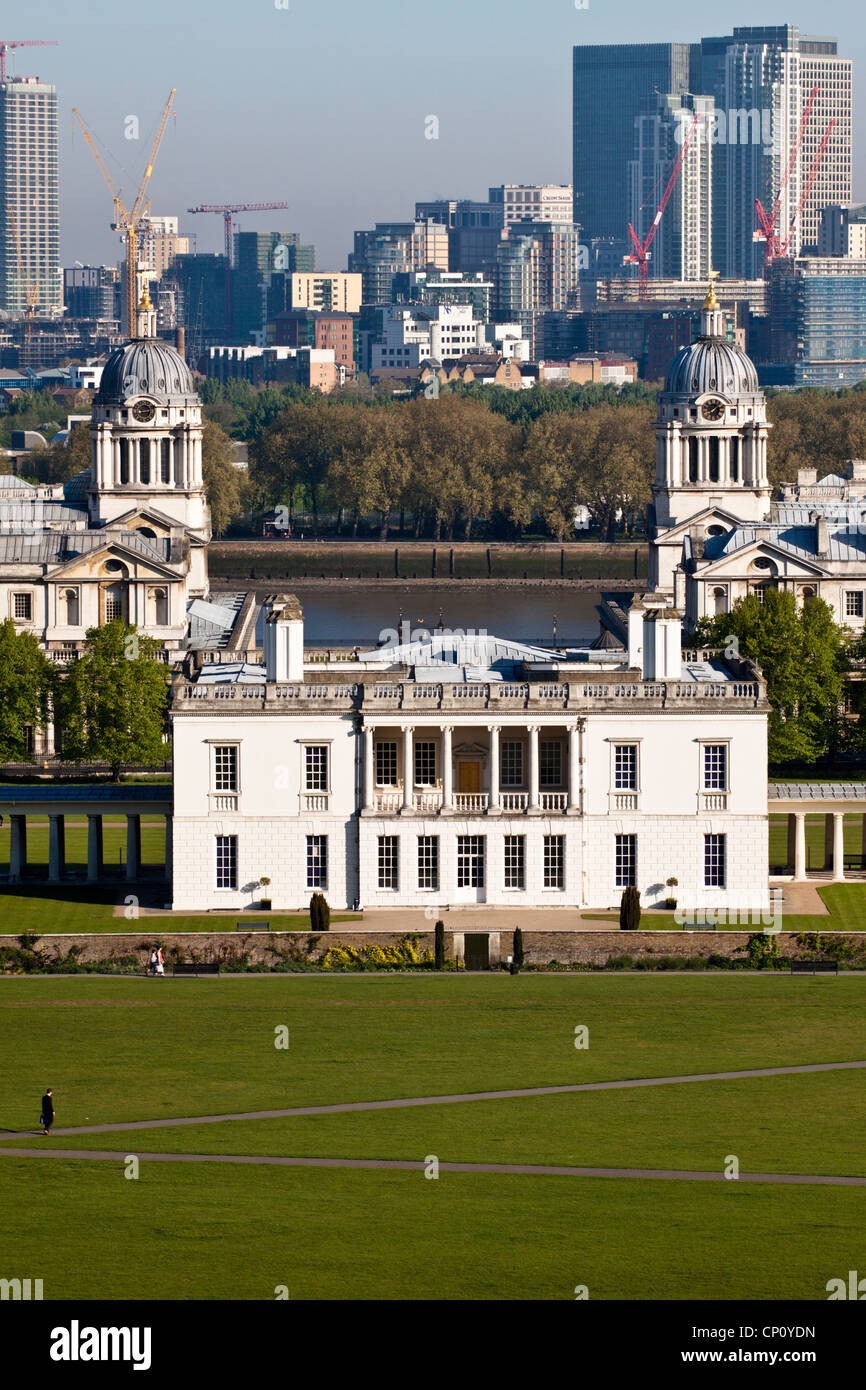 La Old Royal Naval College di Greenwich con Canary Wharf in background. Foto Stock