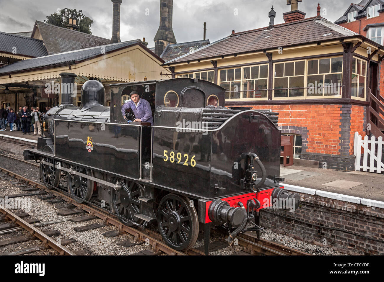 Llangollen Railway Llangollen Railway. Ex LNWR 0-6-2T serbatoio motore a Llangollen stazione. Foto Stock Llangollen Railway Llangollen Railway. Ex LNWR 0-6-2T serbatoio motore a Llangollen stazione. Foto Stock