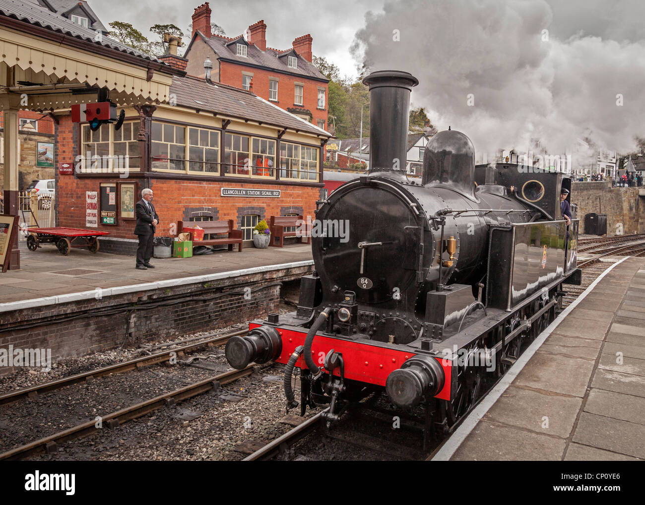 Llangollen Railway Llangollen Railway. Ex LNWR 0-6-2T serbatoio motore a Llangollen stazione. Foto Stock Llangollen Railway Llangollen Railway. Ex LNWR 0-6-2T serbatoio motore a Llangollen stazione. Foto Stock