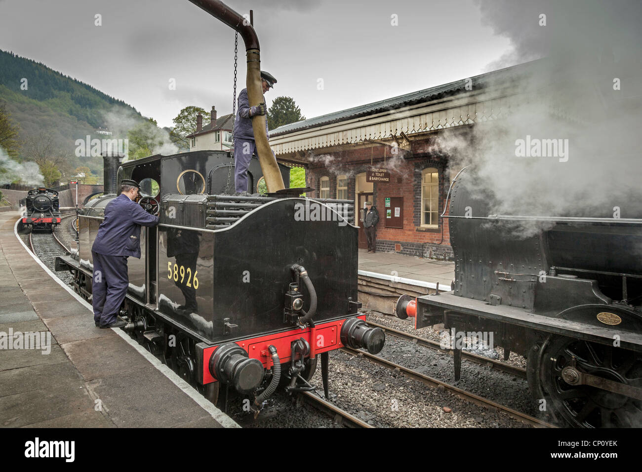 Llangollen Railway Llangollen Railway. Ex LNWR 0-6-2T serbatoio motore a Llangollen stazione. Foto Stock Llangollen Railway Llangollen Railway. Ex LNWR 0-6-2T serbatoio motore a Llangollen stazione. Foto Stock