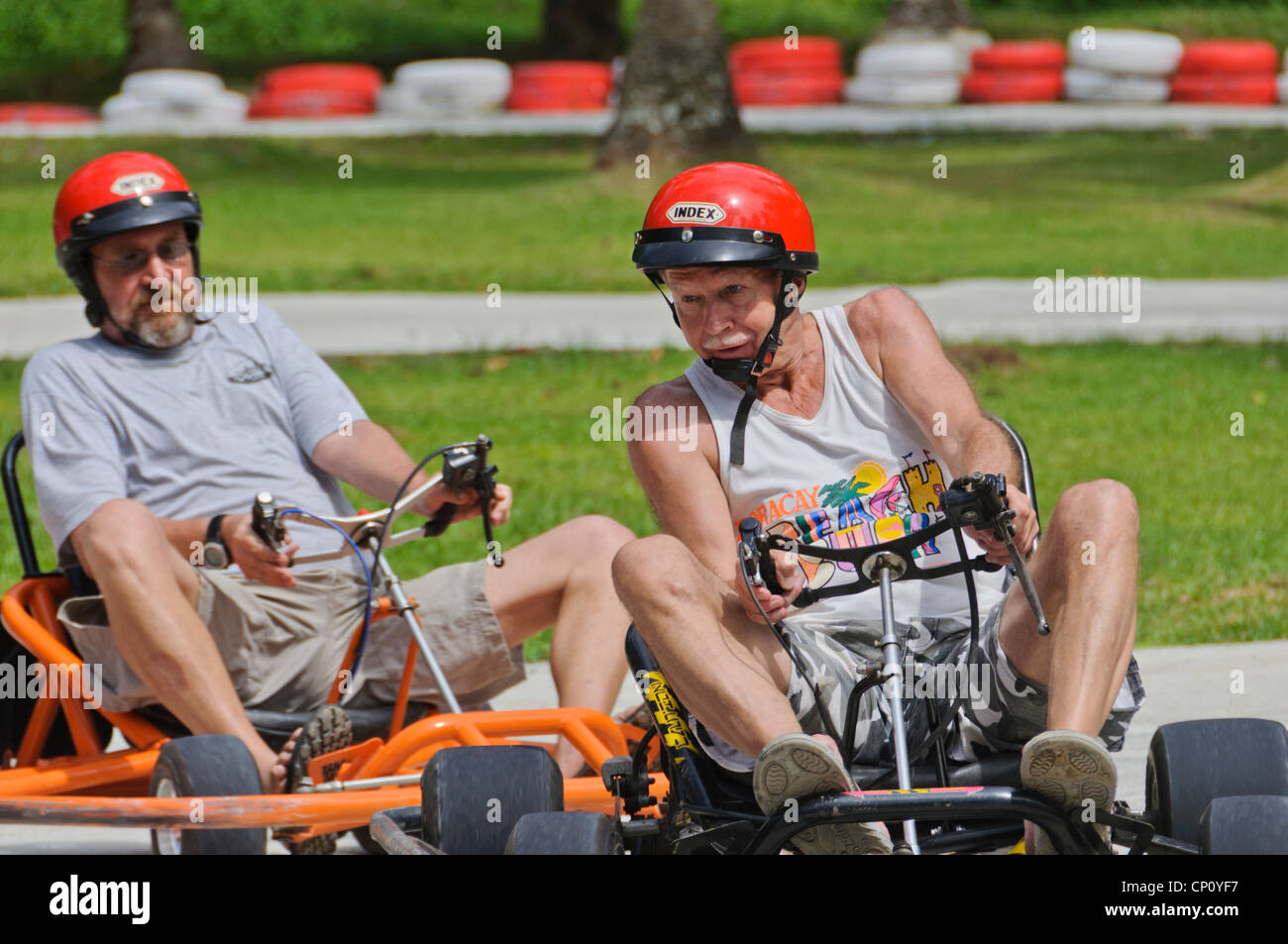 Attivi i cittadini senior 50s 60s pensionati best ager racing go-cart concorrenza - fitness divertente avventura in età superiore Foto Stock