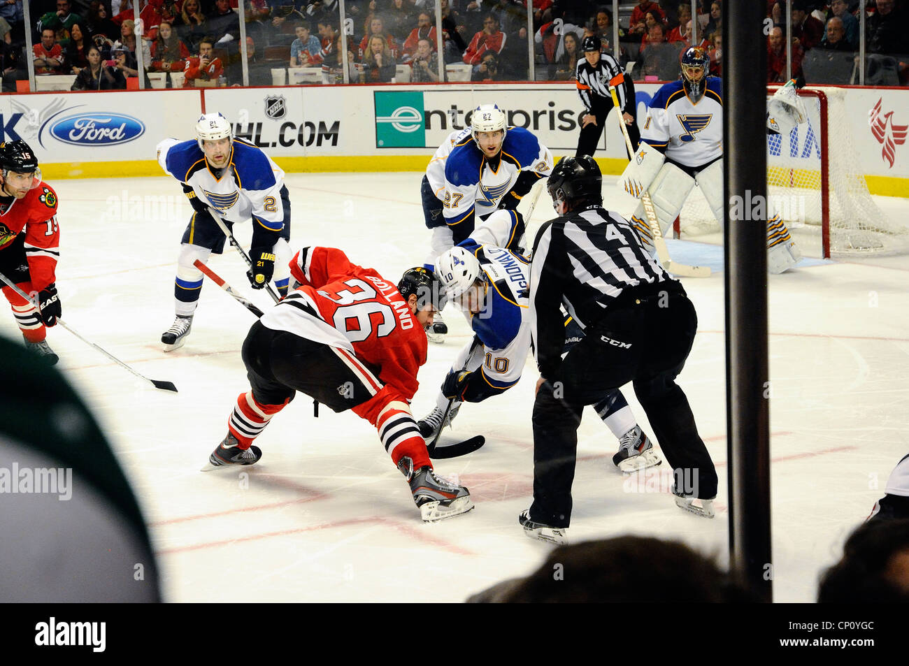 Faceoff durante NHL Chicago Blackhawks e San Louis Blues. Foto Stock