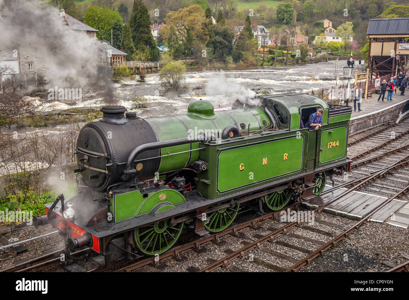 Llangollen Railway Ex GNR classe N2 0-6-2T n. 1744 a Llangollen stazione. Foto Stock