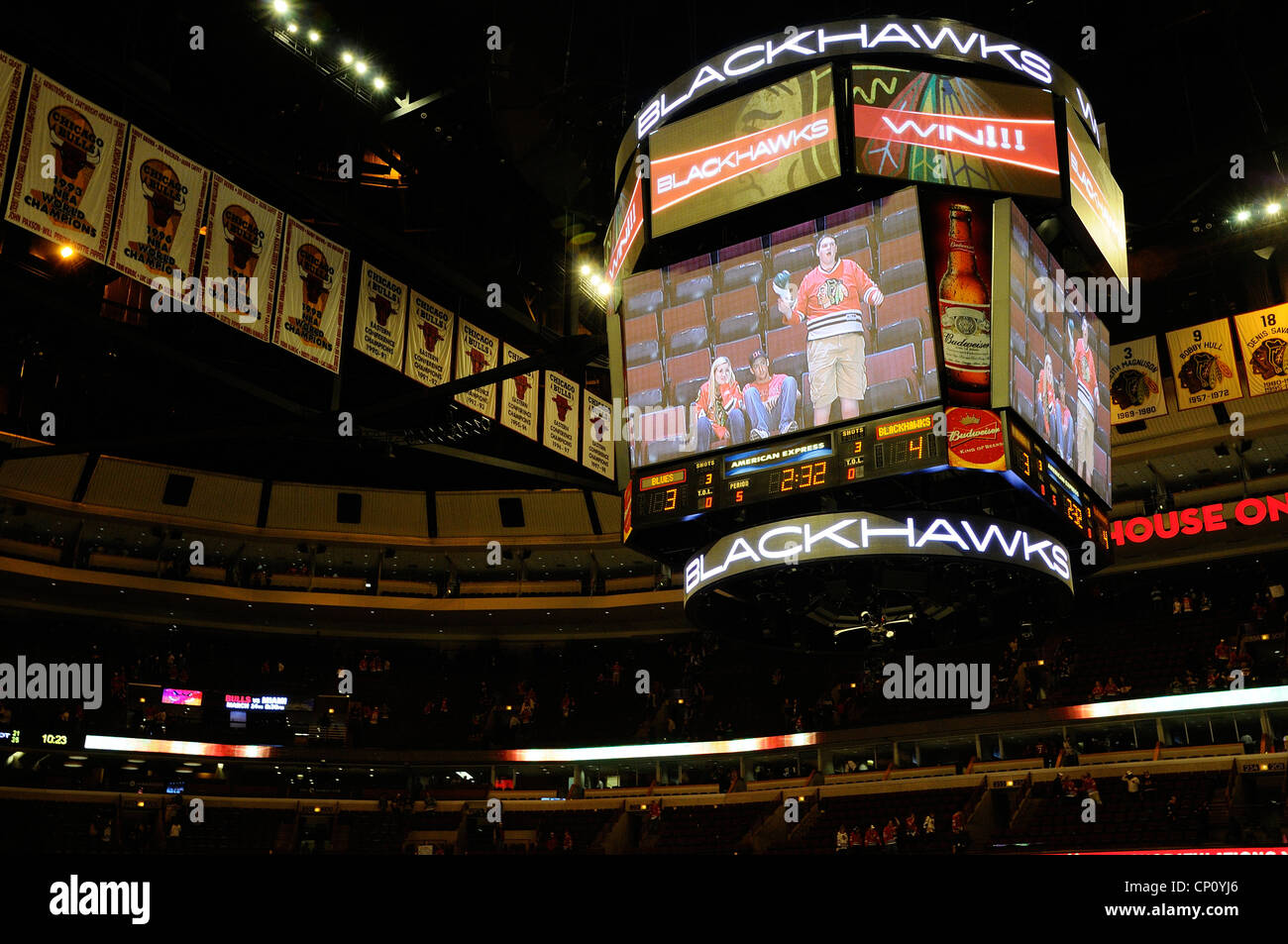 Segnapunti elettronici alla United Center di Chicago dove il Chicago Blackhawks e tori giocare i loro giochi pro. Foto Stock