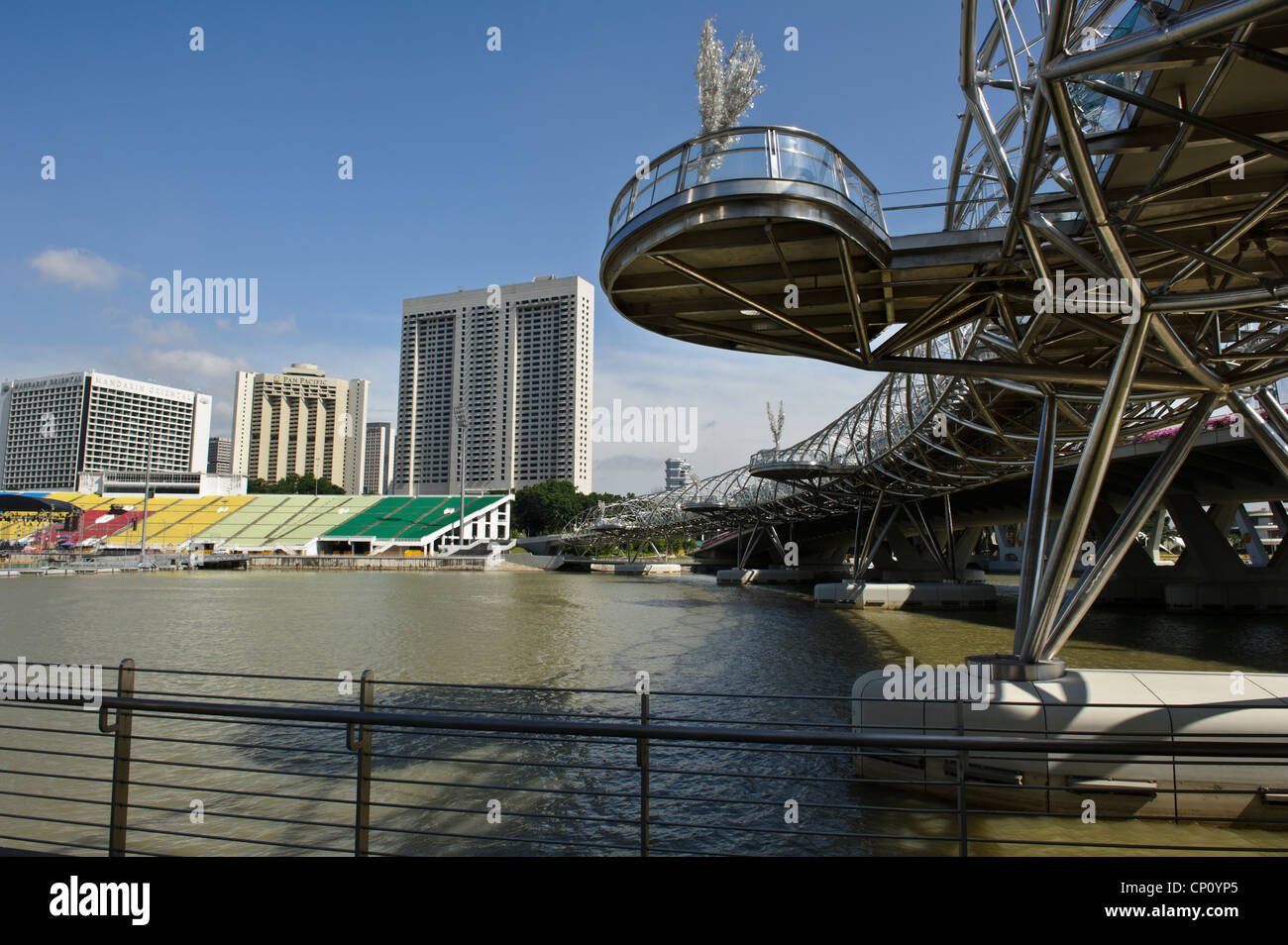 L'elica ponte di sospensione, Marina Bay, Singapore. Foto Stock