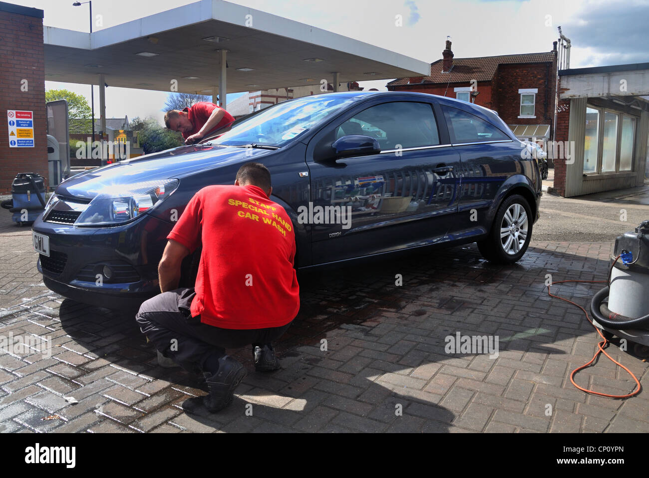 Due uomini la pulizia di un automobile a un Regno Unito carwash Foto Stock