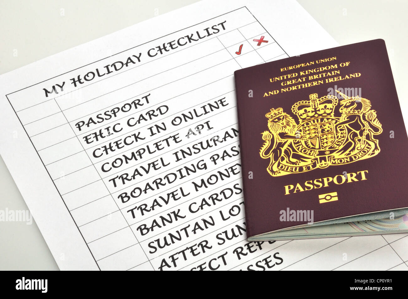 Vacanze gli elementi essenziali di elenco di controllo illustrato con un passaporto del Regno Unito Foto Stock
