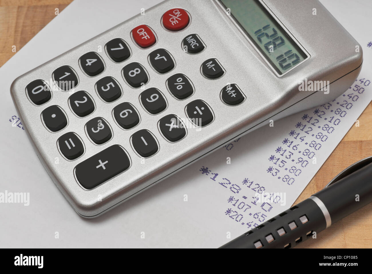 Ein Taschenrechner und ein Stift liegen auf einer Rechnung | una calcolatrice tascabile e una penna giacente su una fattura Foto Stock