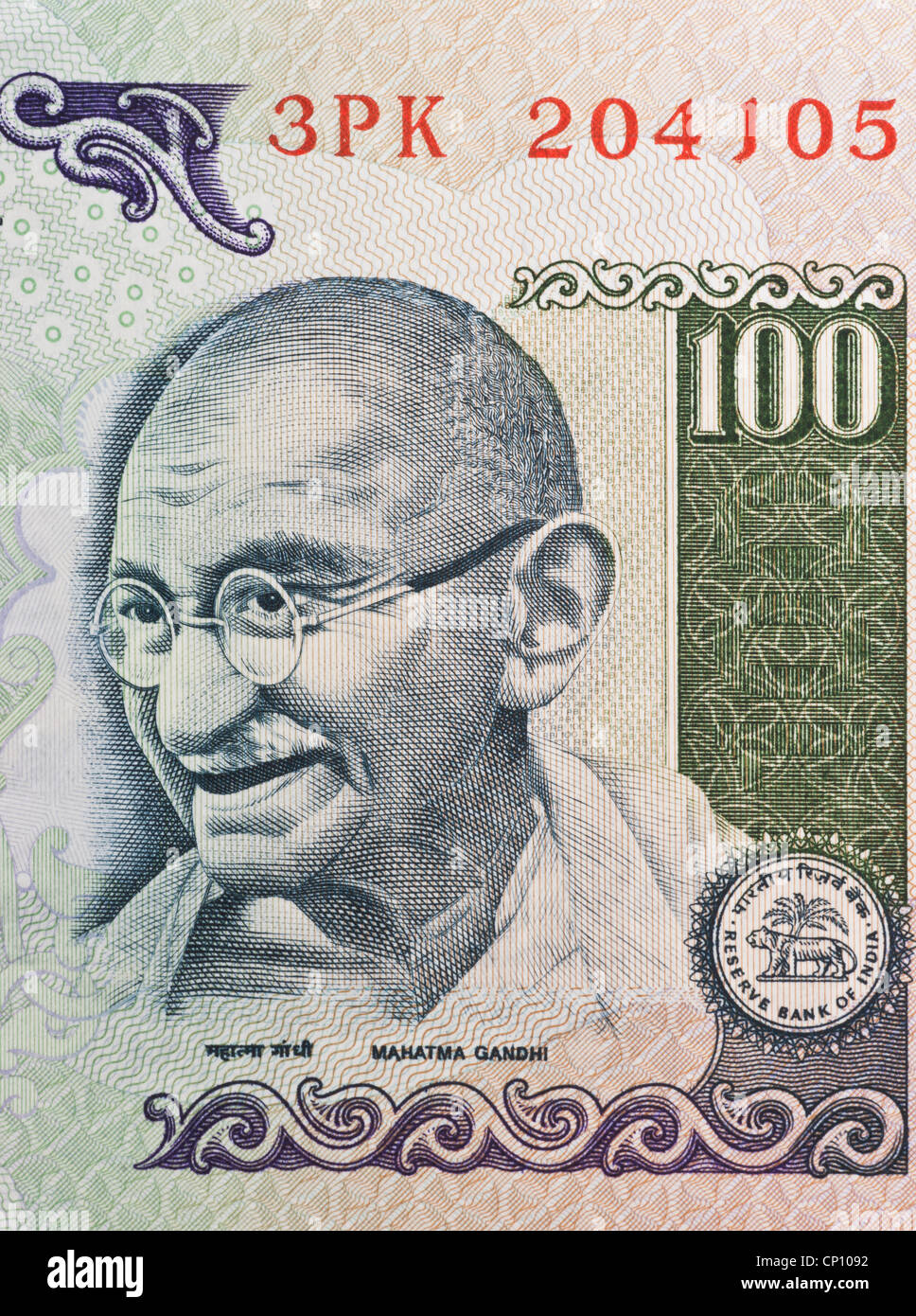 Vista parziale di un indiano 100 rupie bill con il ritratto del Mahatma Gandhi. India, Asia Foto Stock