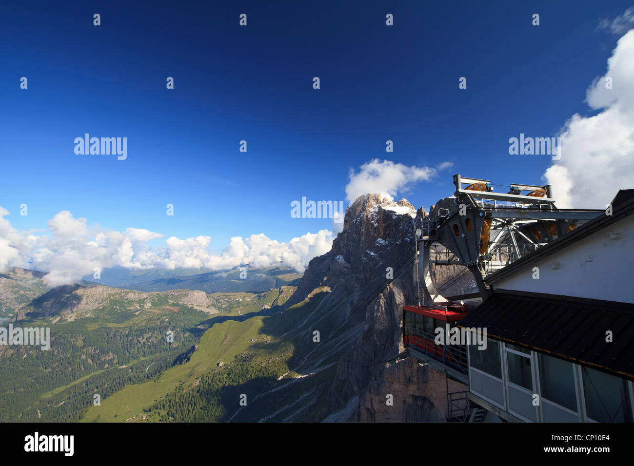 Vista aerea della Valle di Primiero e Passo Rolle da Rosetta - Pale di San Martino a Monte, Italia Foto Stock