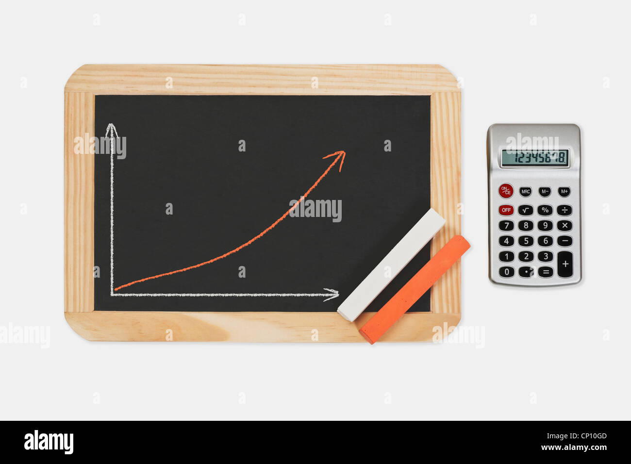 Una lavagna, un grafico con una curva crescente, rosso e bianco gesso e di una calcolatrice tascabile. Foto Stock