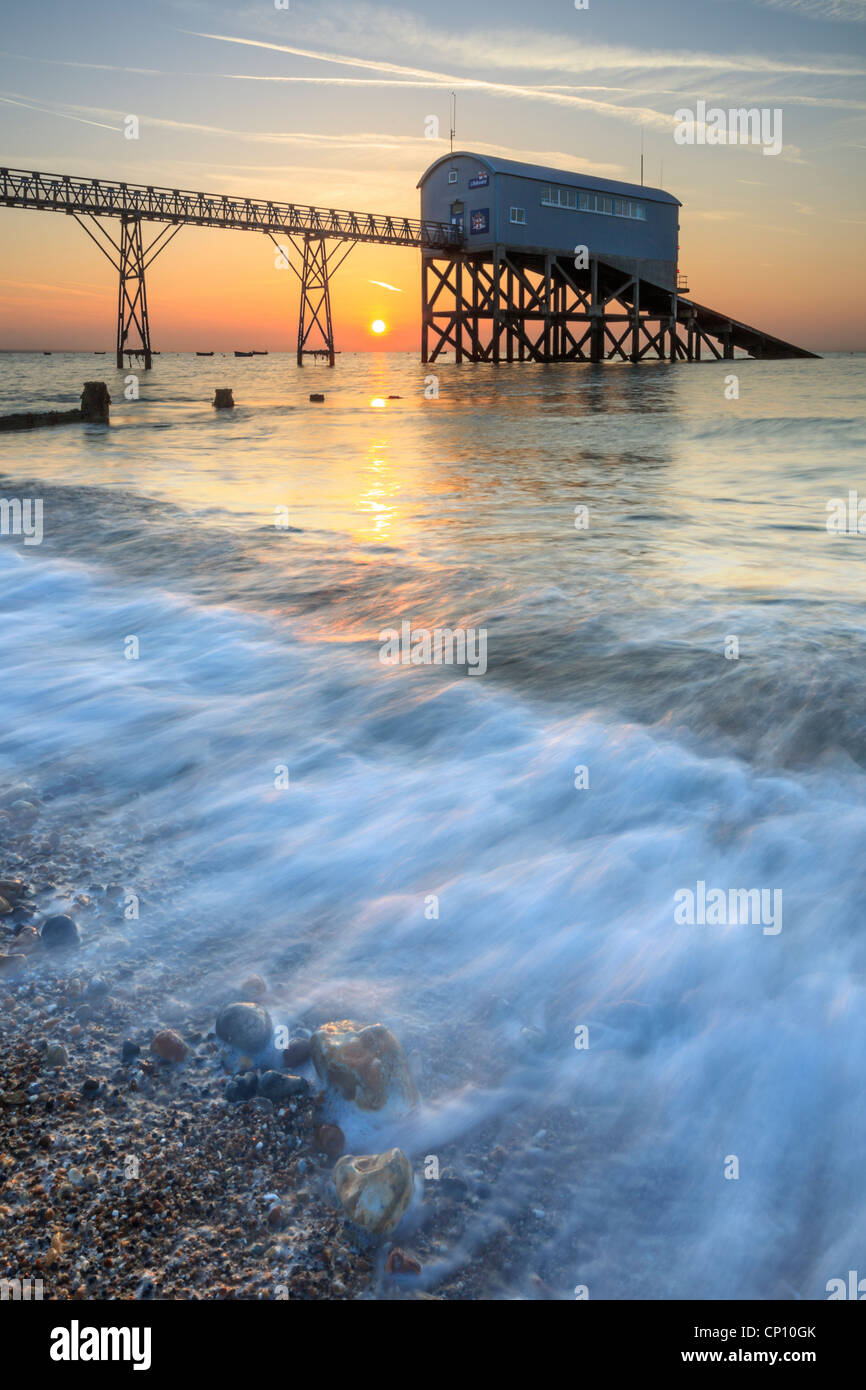La scialuppa di salvataggio RNLI Station a Selsey nel West Sussex catturata a sunrise Foto Stock
