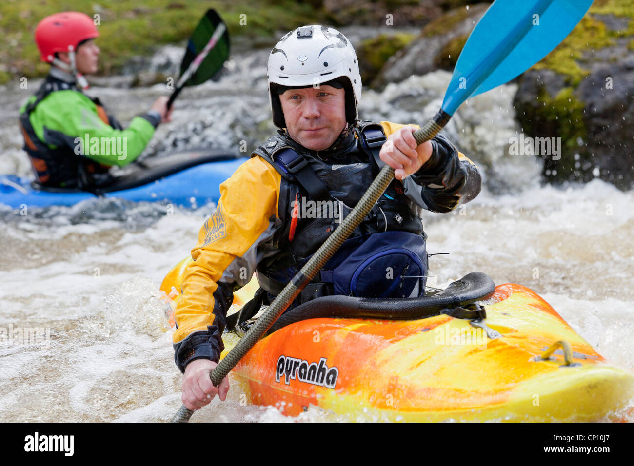 White water kayak in bala Galles del nord, Snowdonia, canolfan sul fiume tryweryn... Foto Stock