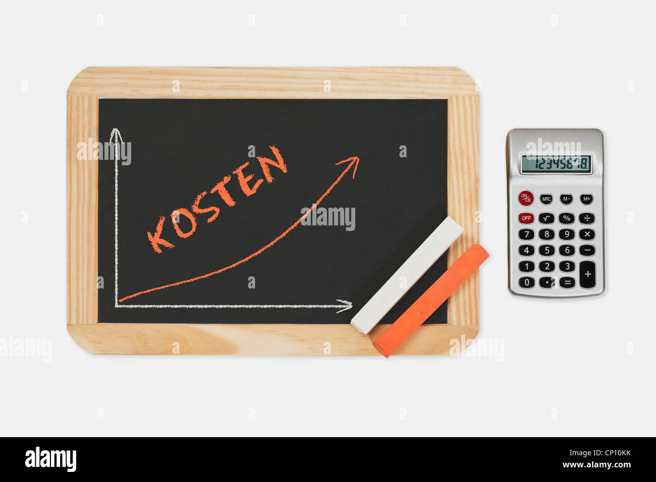 Una lavagna. Un grafico con una curva crescente su questo. Sulla lavagna è la parola Kosten (costi), calcolatrice sul lato destro. Foto Stock