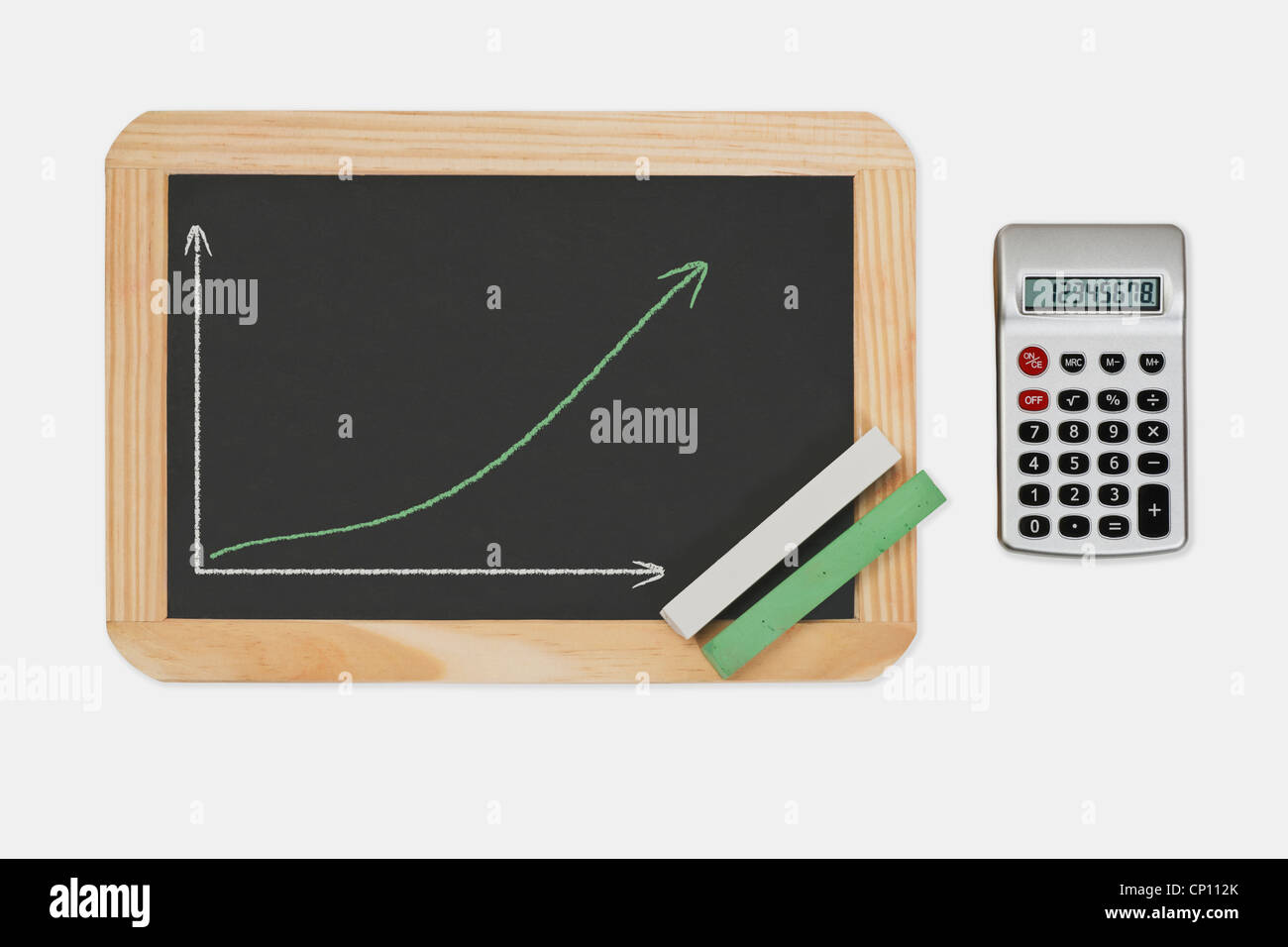 Lavagna, un grafico con una curva crescente. Verde e bianco gesso si trova in un angolo di una calcolatrice tascabile è sul lato destro. Foto Stock