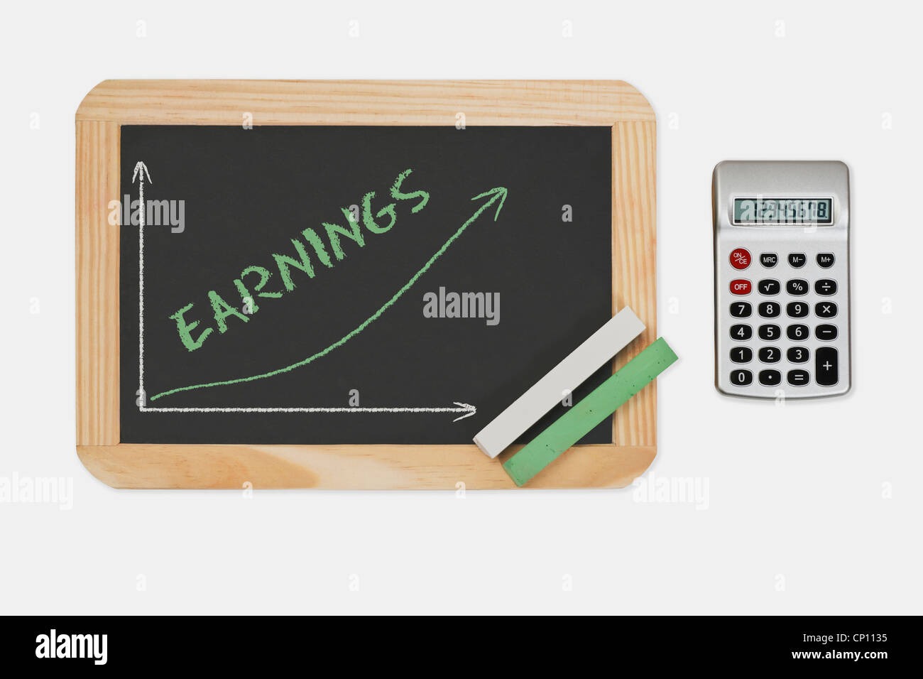 Lavagna, un grafico con una curva crescente. Sulla lavagna è la parola guadagni. Calcolatrice tascabile a lato destro. Foto Stock