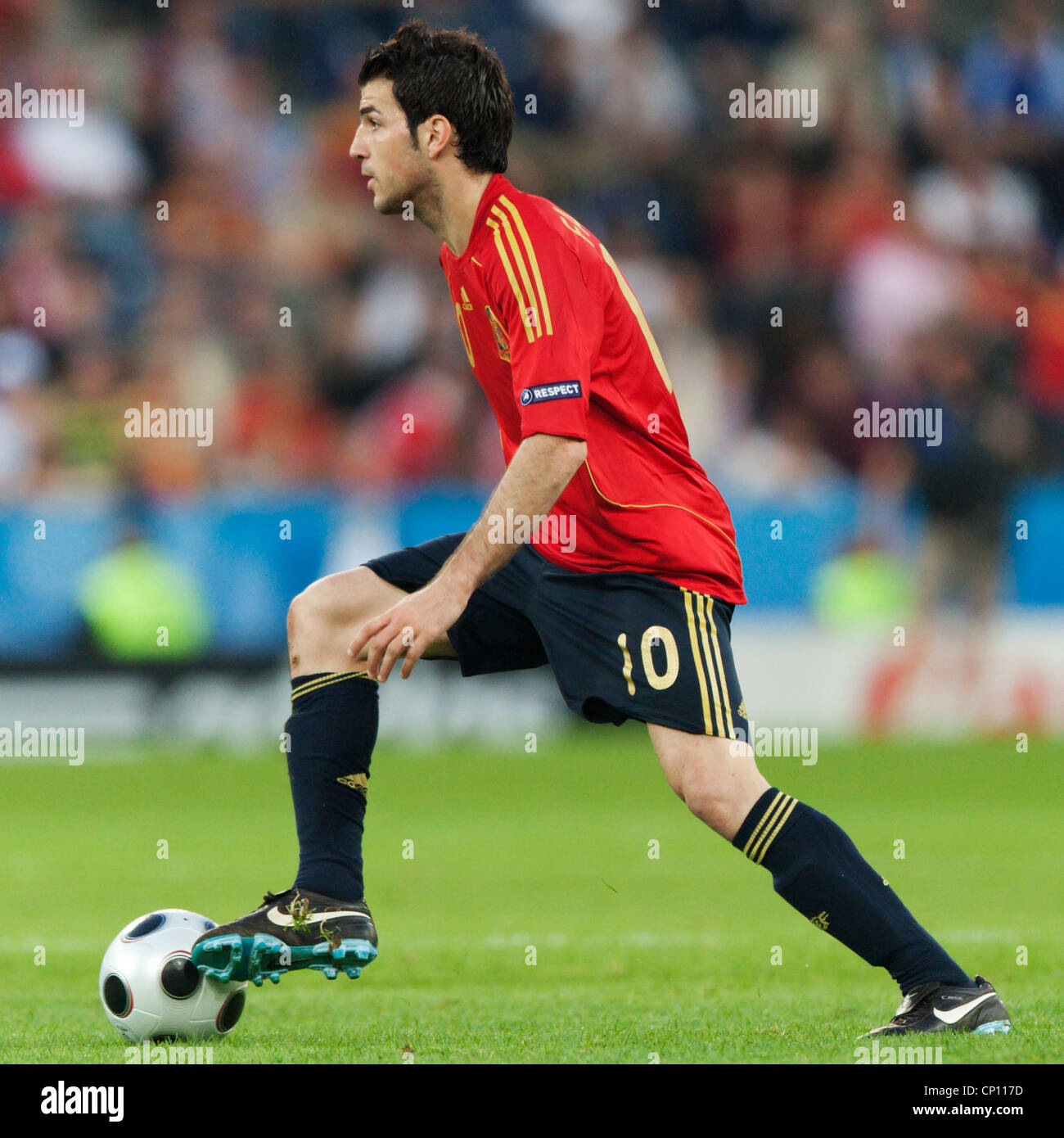 Cesc Fabregas di Spagna sulla sfera durante UEFA EURO 2008 Gruppo D match contro la Grecia a Stadion Wals-Siezenheim. Foto Stock