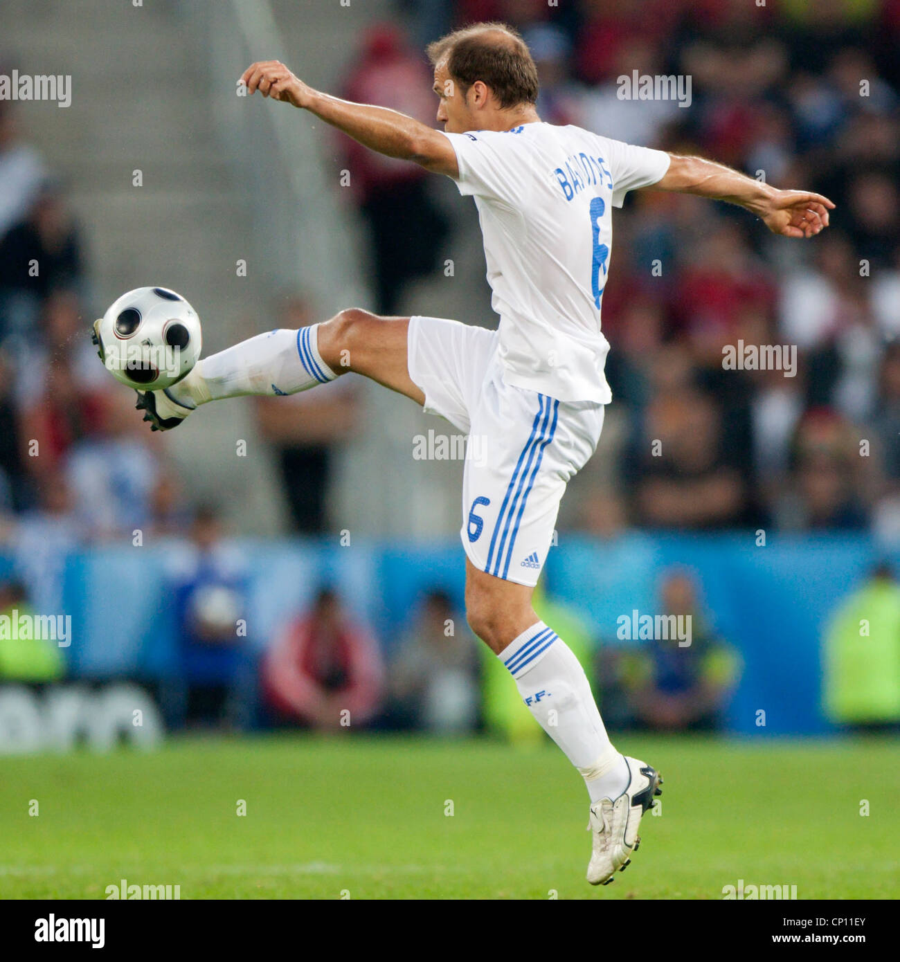 Angelos Basinas della Grecia calci la palla durante UEFA EURO 2008 Gruppo D match contro la Spagna 18 Giugno 2008. Foto Stock