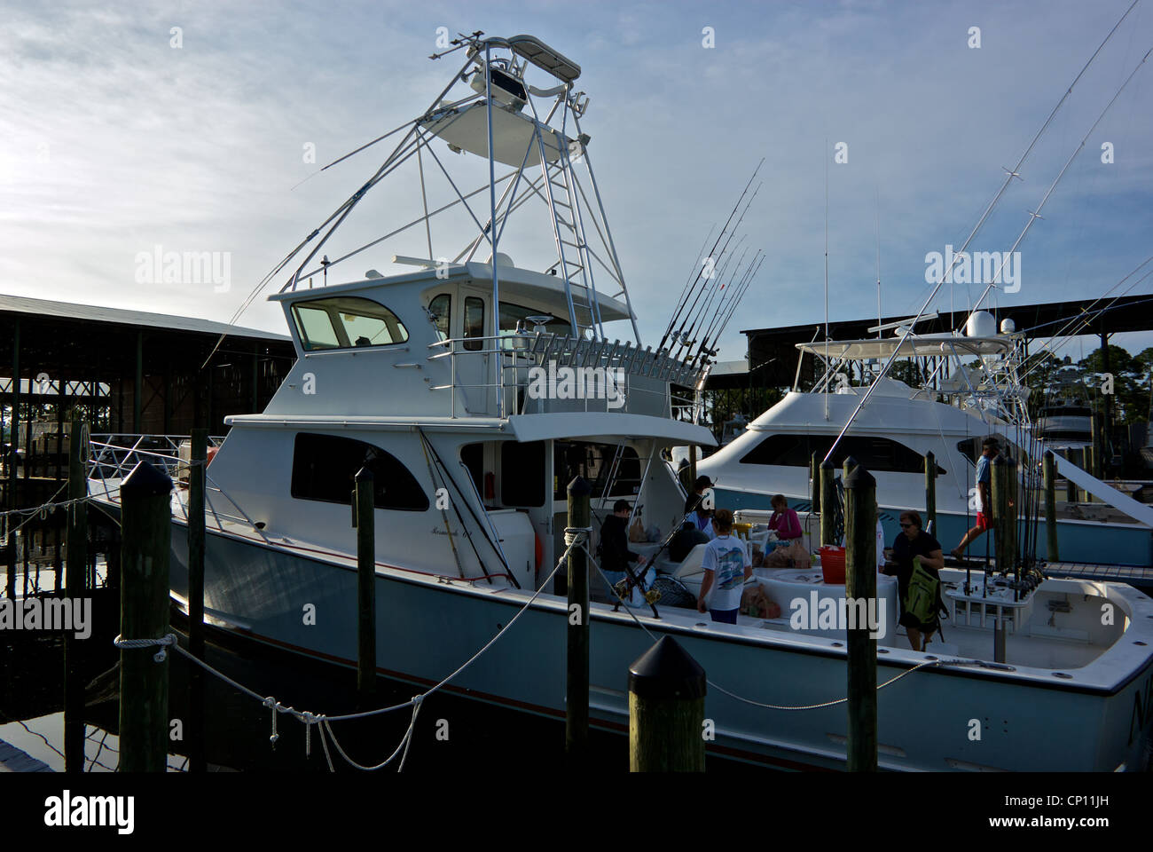 Pesca sportiva yacht charter imbarco ospiti del gruppo marina mattina presto Foto Stock