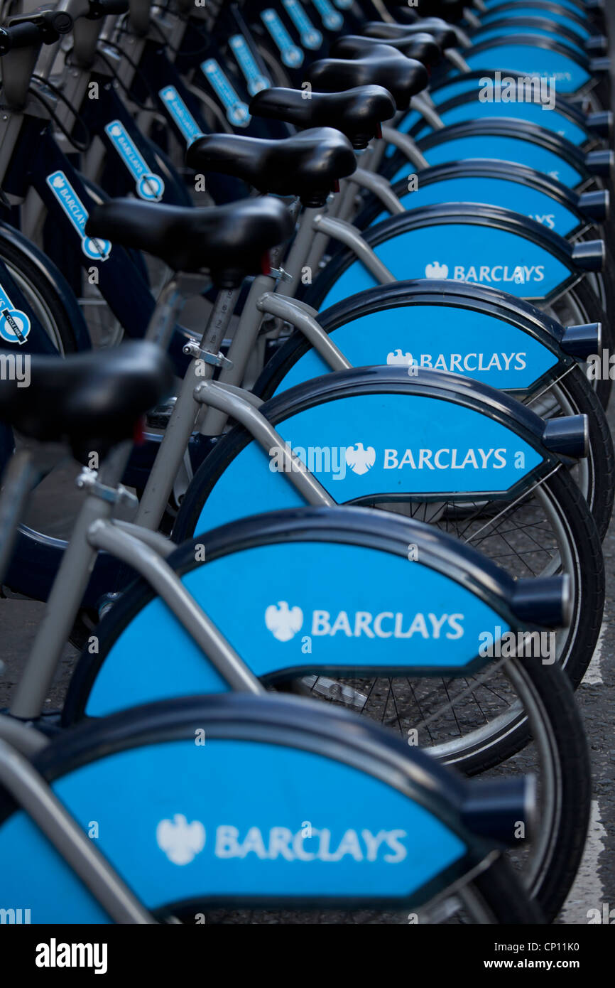 Una linea di Boris bikes in una strada di Londra Foto Stock