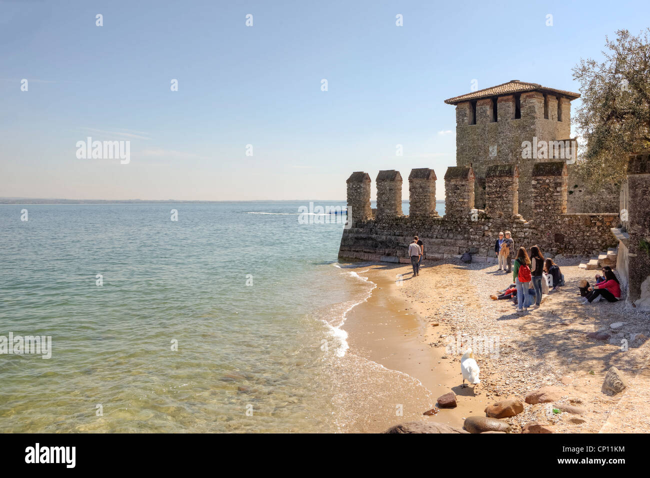 Spiaggia privata sul lago di Garda ai piedi del castello scaligero di Sirmione, Lombardia, Italia Foto Stock