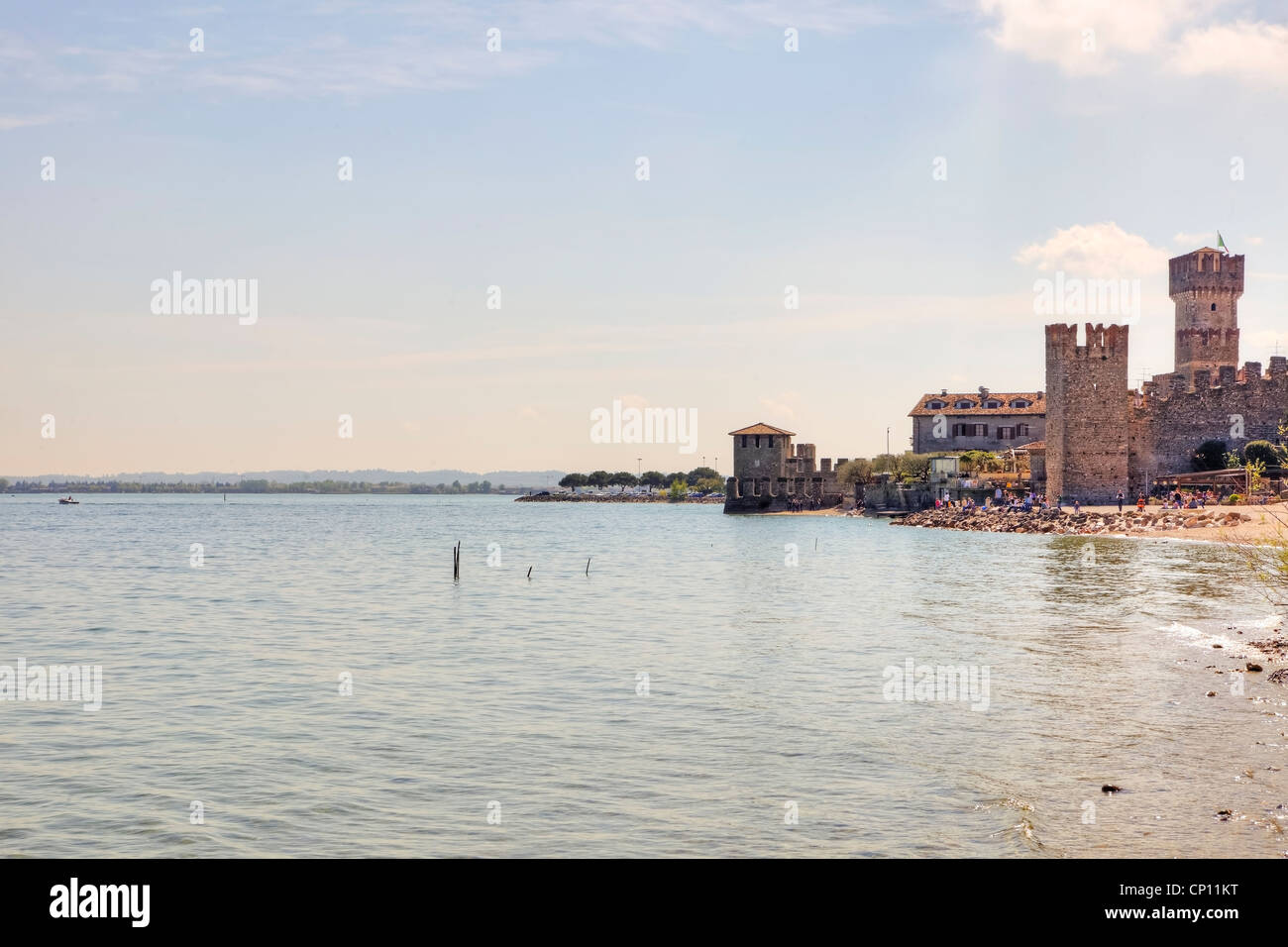 Spiaggia privata sul lago di Garda ai piedi del castello scaligero di Sirmione, Lombardia, Italia Foto Stock
