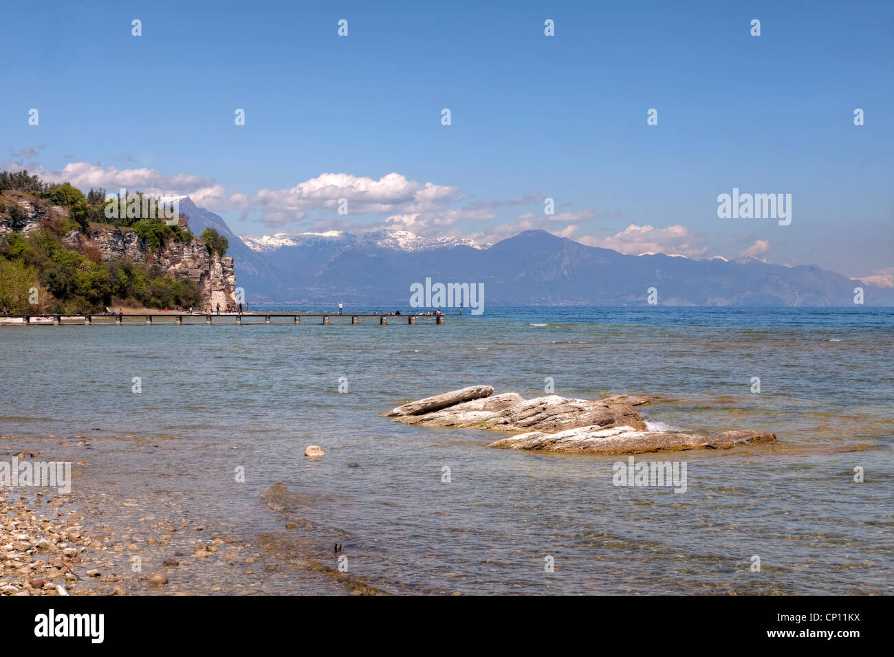 Il lago di Garda a Sirmione, con sullo sfondo le Alpi Foto Stock