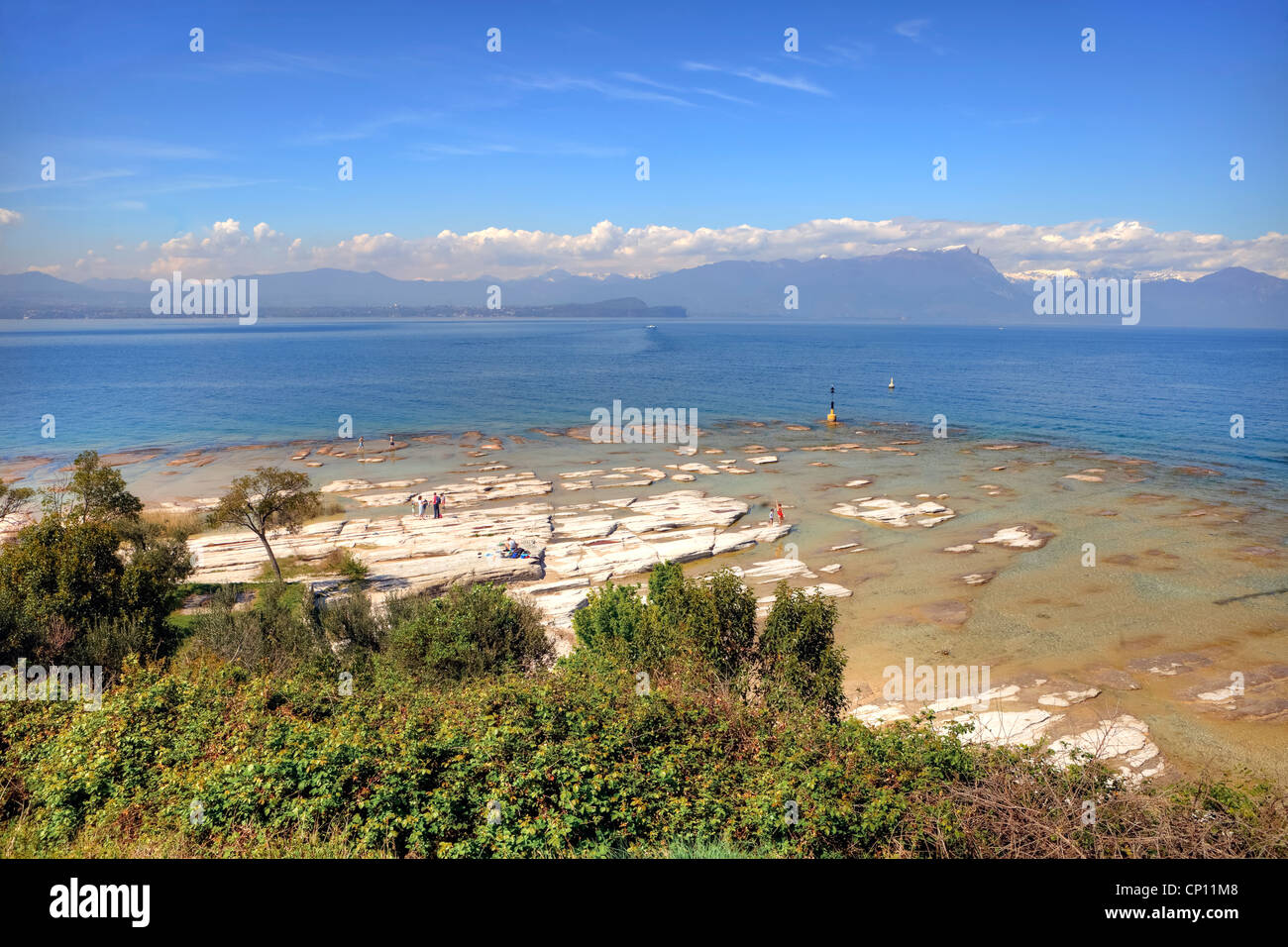 Il lago di Garda a Sirmione, con sullo sfondo le Alpi Foto Stock