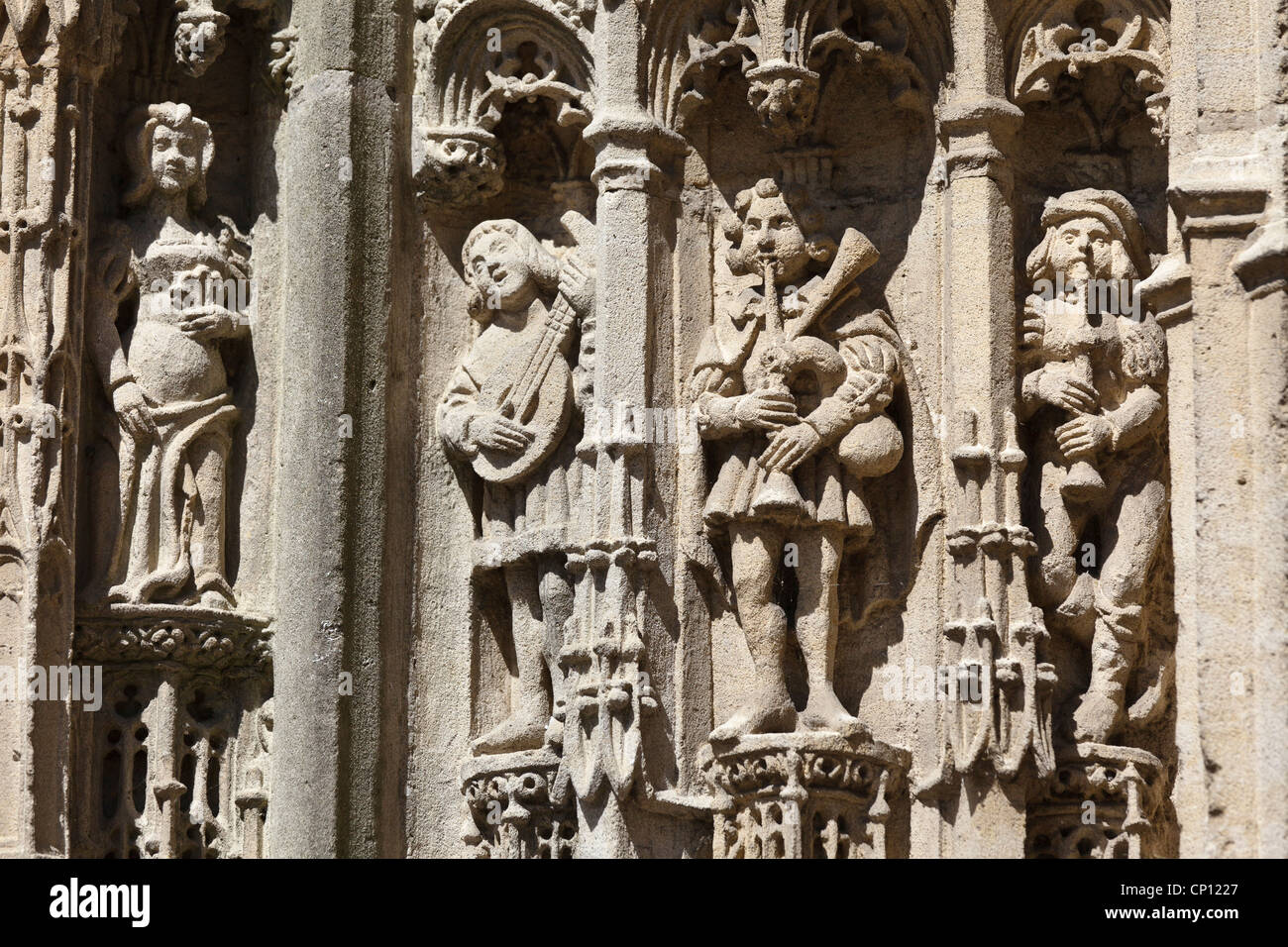 Delicate sculture medievali di musicisti in tutto il portale della chiesa di Notre Dame, Caudebec, Normandia, Francia Foto Stock