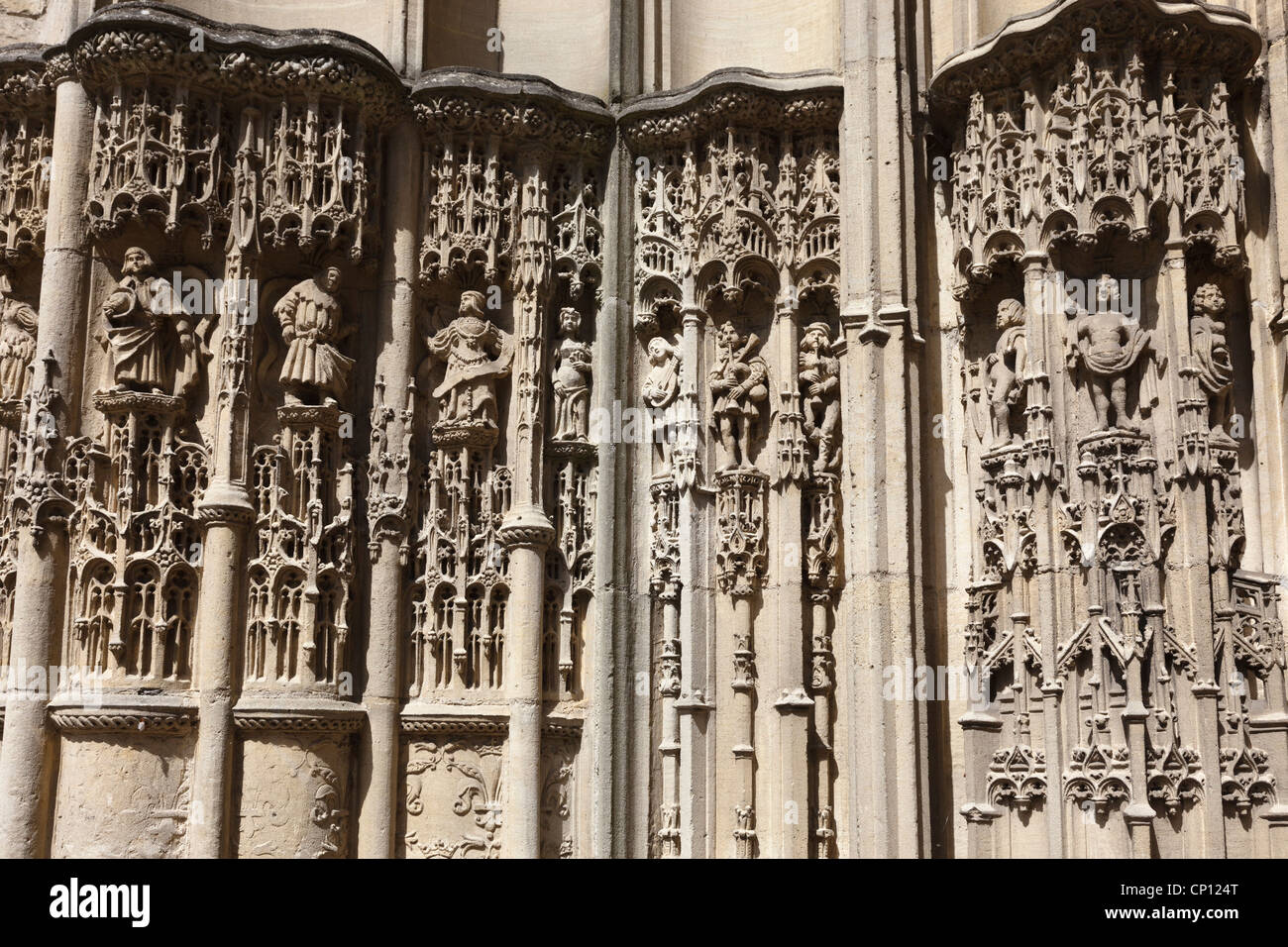 Delicate sculture medievali intorno all'entrata Caudebec la chiesa di Notre Dame, in Normandia, Francia Foto Stock