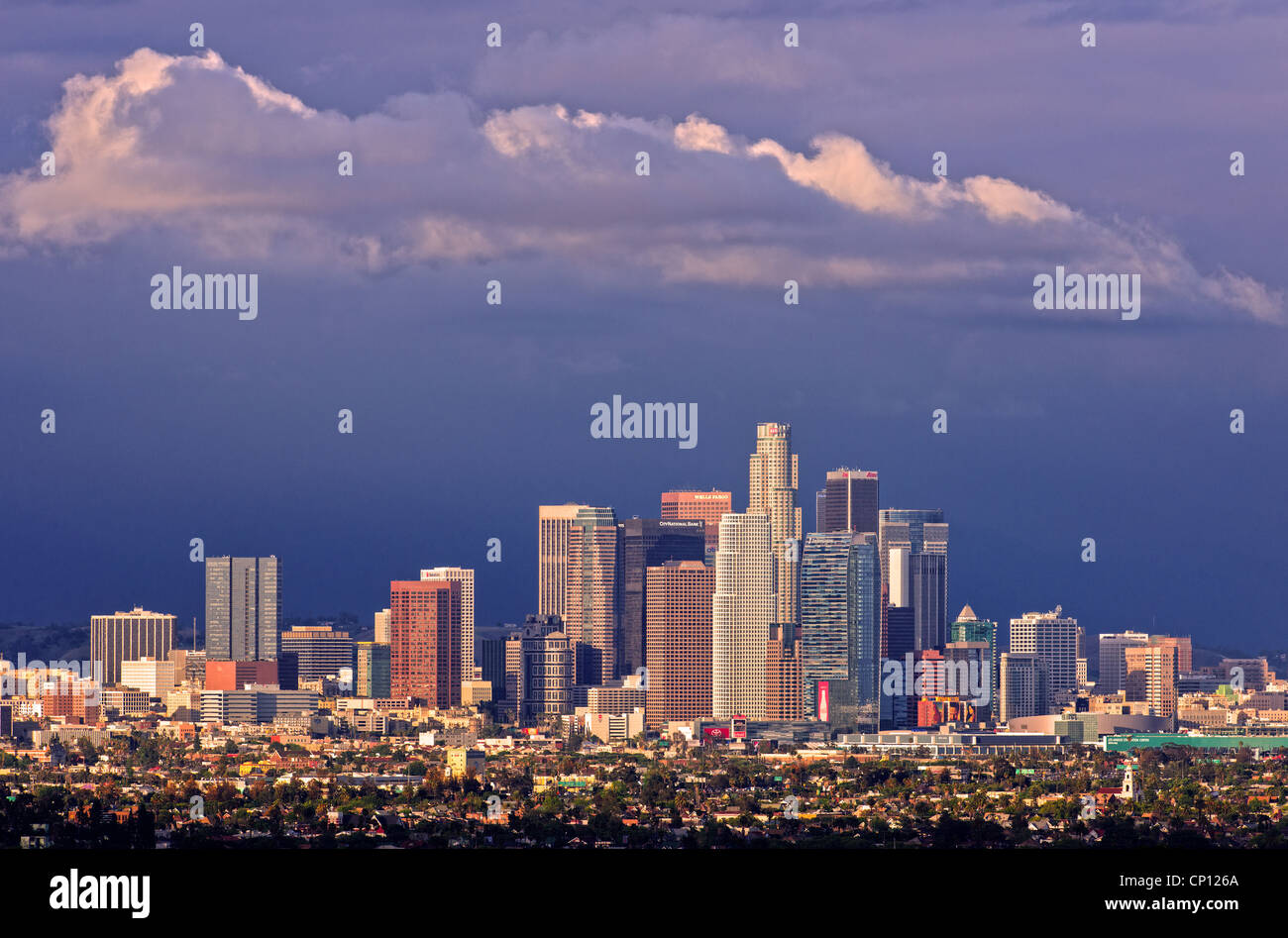 Los Angeles skyline al tramonto con le nuvole e tempesta in background Foto Stock