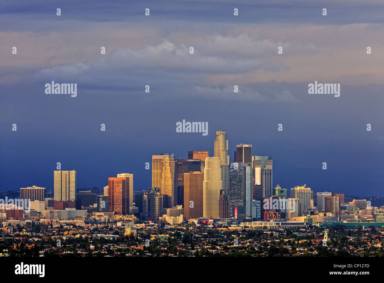 Il centro cittadino di Los Angeles skyline al tramonto con storm cancellazione a distanza Foto Stock
