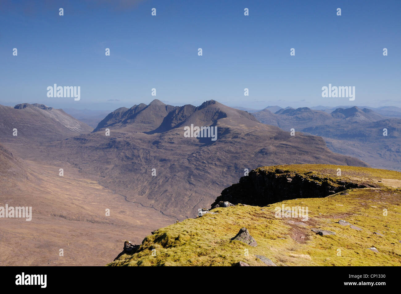 Highland scozzesi scenario di montagna. Liathach da Tom na Gruagaich, Beinn Alligin, Torridon, Highlands scozzesi Foto Stock