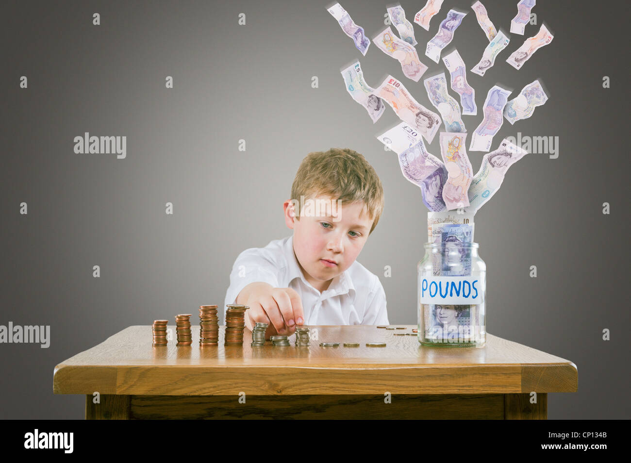 Un composito digitale concetto di 'Look dopo le monetine e le libbre si prenderà cura di sé" con un 8 anno vecchio ragazzo Foto Stock