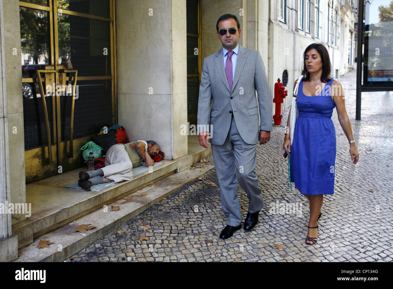 Senzatetto uomo / uomo ricco, Avenida da Liberdade, Lisbona, Portogallo Foto Stock