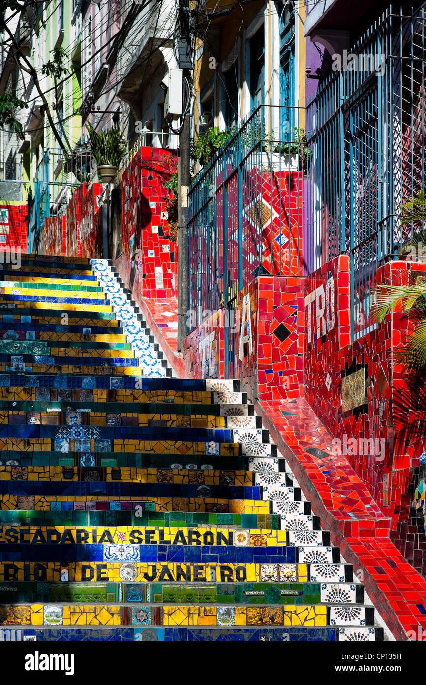 Vista di selaron's scale (escadaria selarón), un mosaico scalinata fatta di piastrelle colorate, a Rio de Janeiro in Brasile. Foto Stock