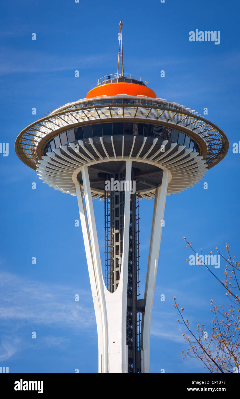 Parte superiore dello Space Needle a Seattle Center di Seattle, Washington, dipinta nel suo colore originale dal 1962 Foto Stock