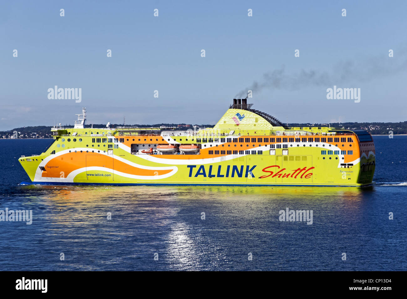Tallink proprietà auto e traghetto passeggeri Superstar di lasciare il porto di Tallinn in Estonia Foto Stock
