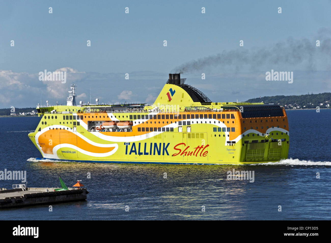 Tallink proprietà auto e traghetto passeggeri Superstar di lasciare il porto di Tallinn in Estonia Foto Stock