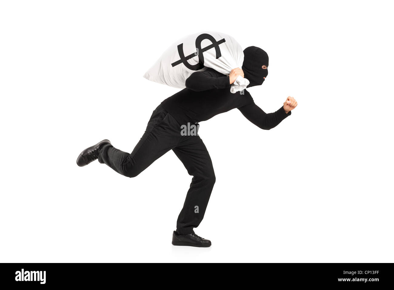 Un ladro che porta un sacco e scappare isolata contro uno sfondo bianco Foto Stock