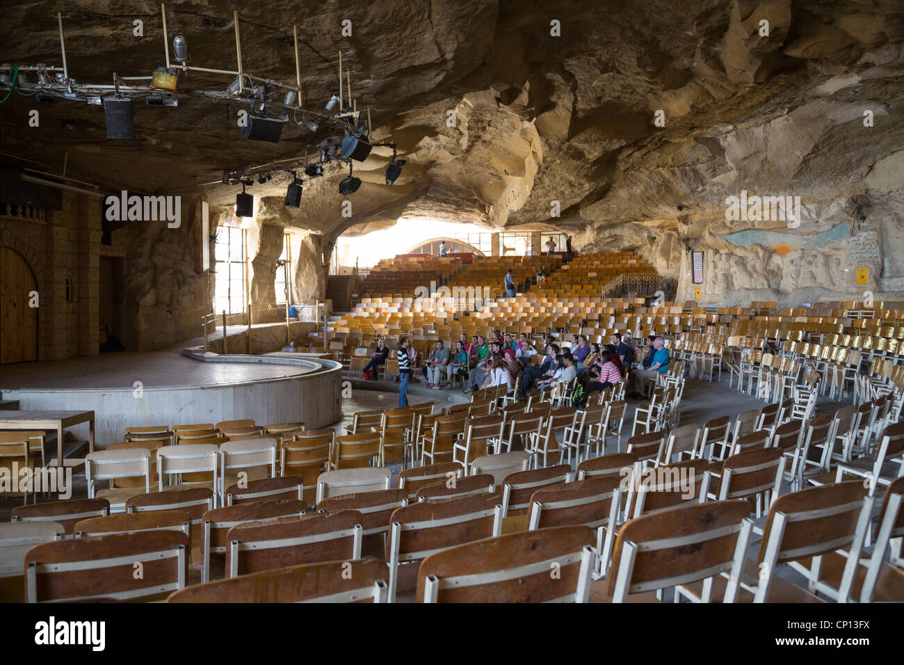 Grotta ora utilizzato per incontri spirituali e gli eventi, .St Simon tanner monastero, Muqattam, Il Cairo, Egitto Foto Stock