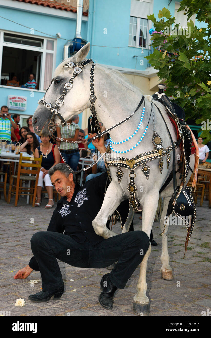 Il 'Cavallo dance' parte della Festa del Bull', che ha una durata di 3 giorni, nel villaggio di Pighi, Lesbo Island, Grecia Foto Stock