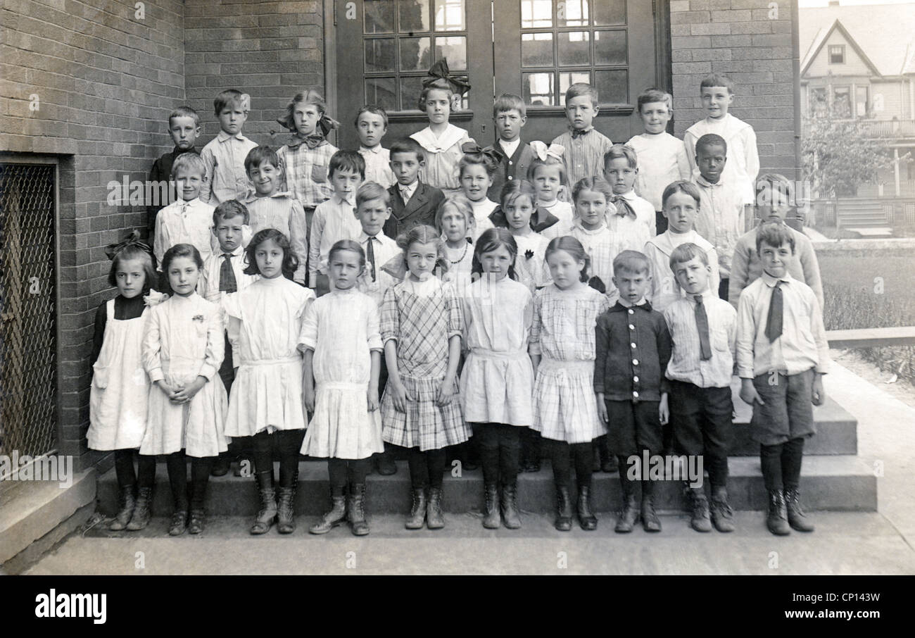 Foto storiche del gruppo di studenti e insegnanti di una scuola in camera casa circa 1910 in Nuova Inghilterra, Stati Uniti d'America. Foto Stock