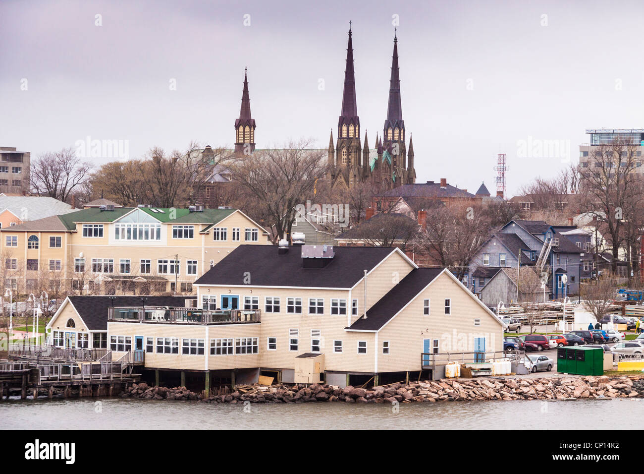 Freddo, giornata piovosa a Charlottetown DOCK navi da crociera sul fiume San Lorenzo a Prince Edward Island, Canada. Foto Stock