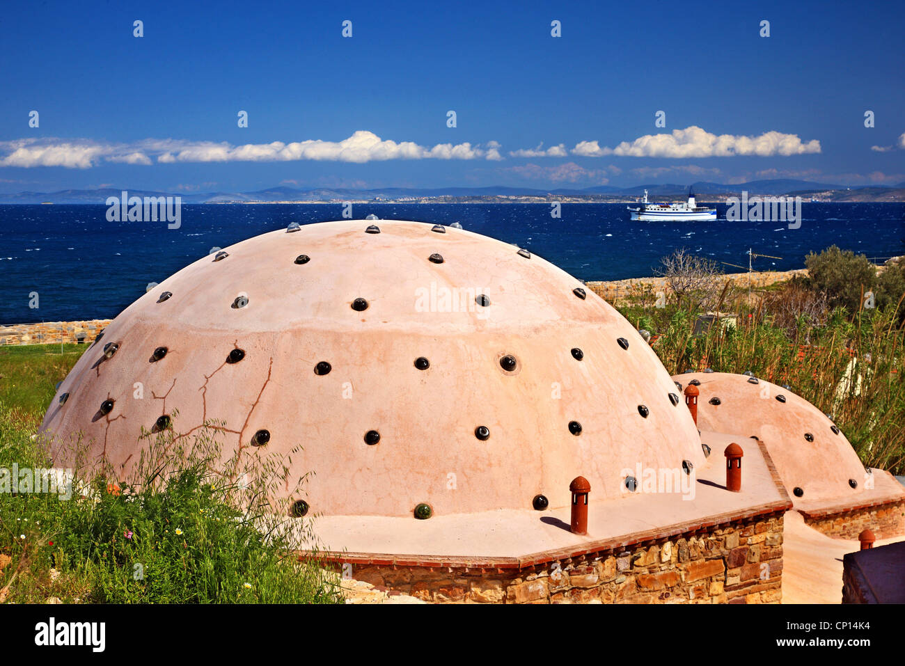 Le cupole di bagni pubblici (probabilmente era Ottomana) all interno del castello di Chios town, isola di Chios, nord-est Egeo, Grecia Foto Stock