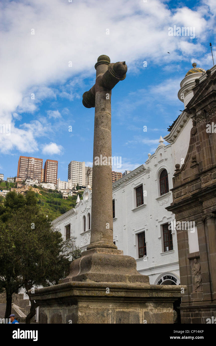 Città Vecchia Chiesa Guapulo con croce in primo piano e moderna città di Quito in distanza, a Quito, Ecuador. Foto Stock