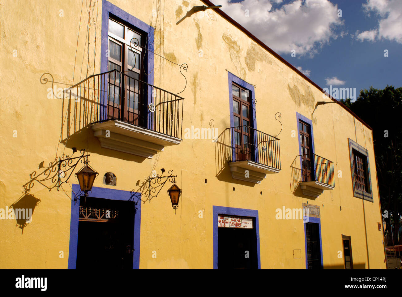 Coloniale Spagnola ristrutturata casa su Callejon de los Sapos nella città di Puebla, Messico. Foto Stock