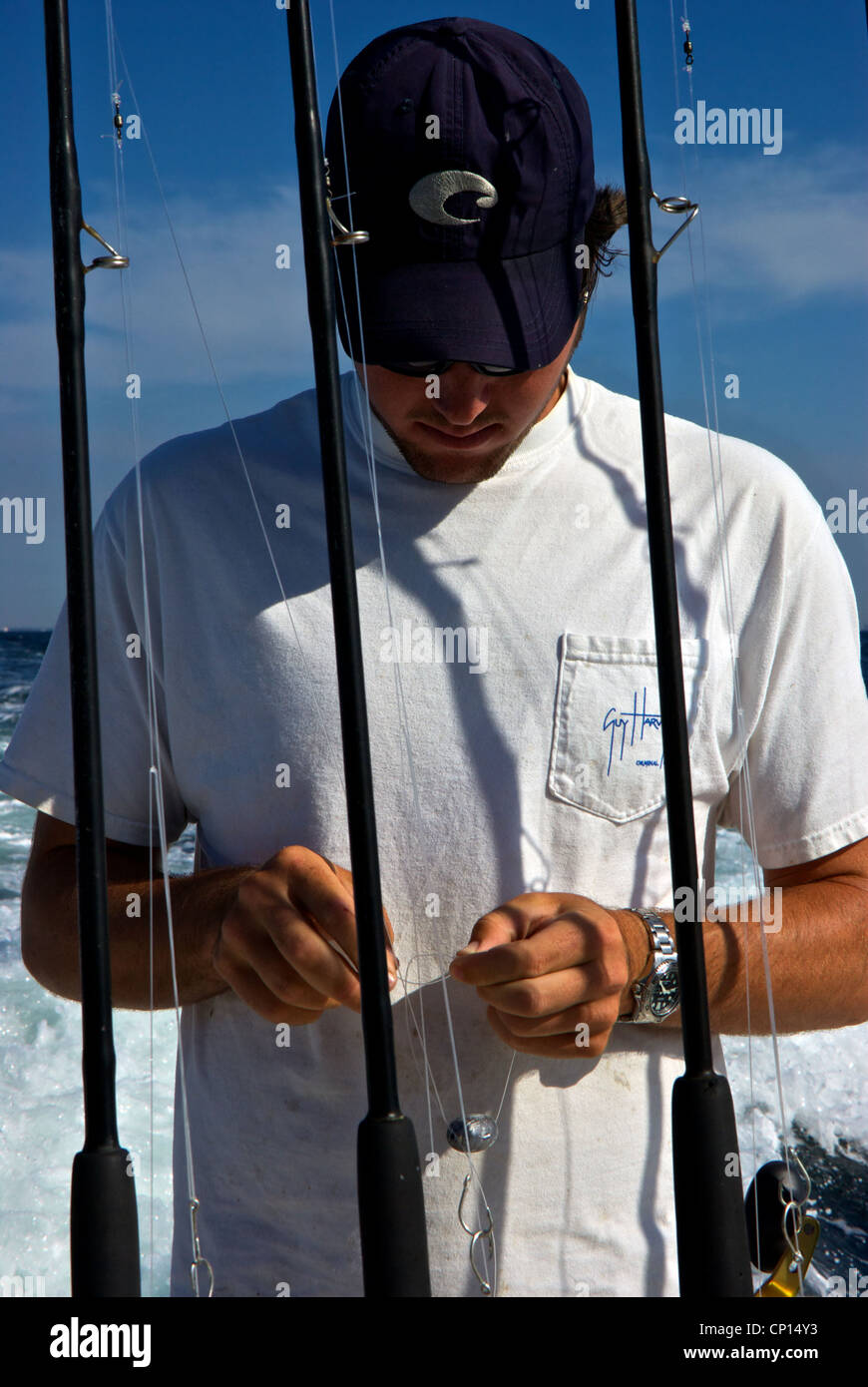 Marinaio pesca legatura un peso di piombo utilizzando pesante linea monofilamento Foto Stock