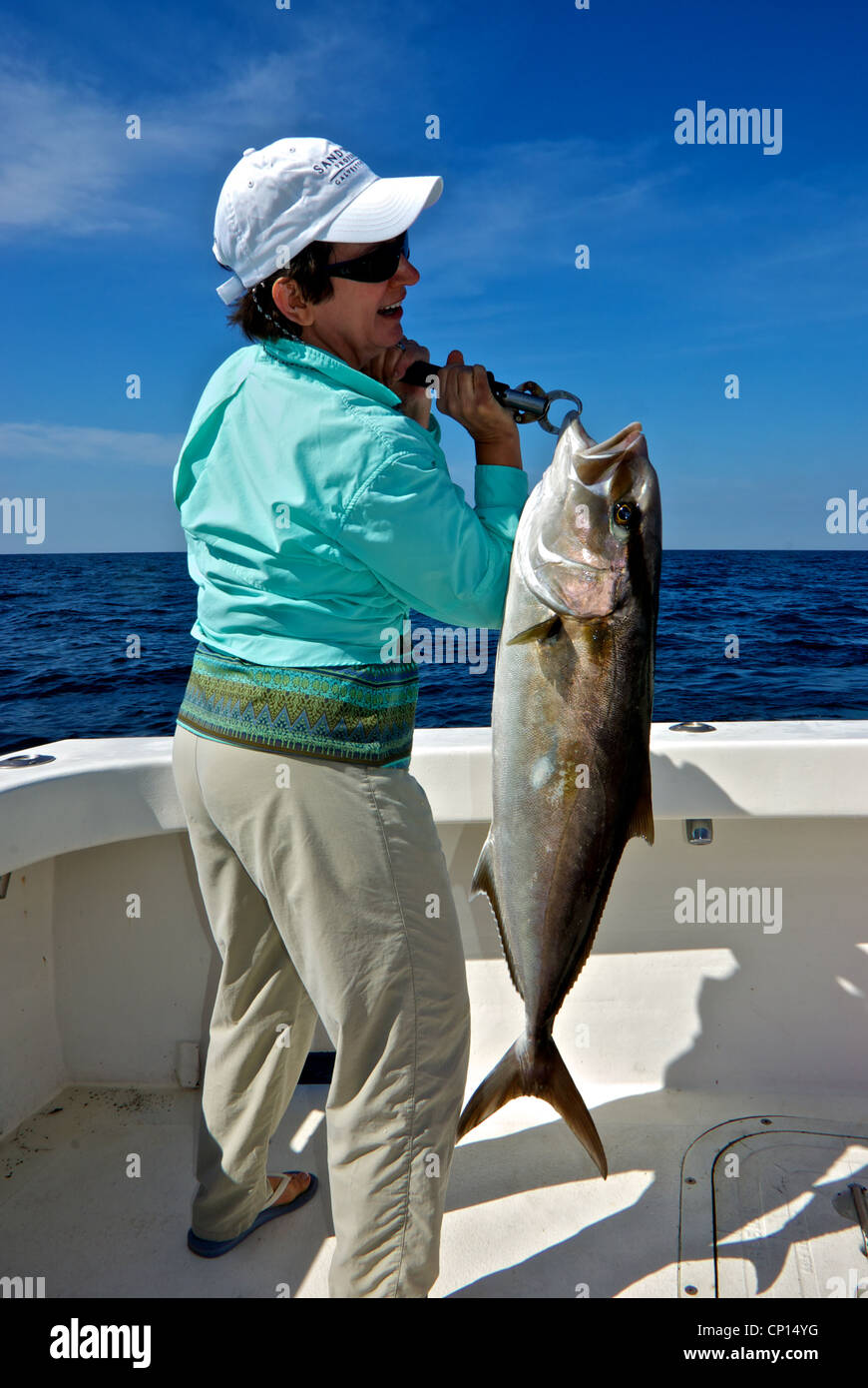 Donna pescatore azienda big maggiore amberjack deepsea gamefish morsetto a labbro gaff Golfo del Messico pesca offshore Alabama Coast Foto Stock