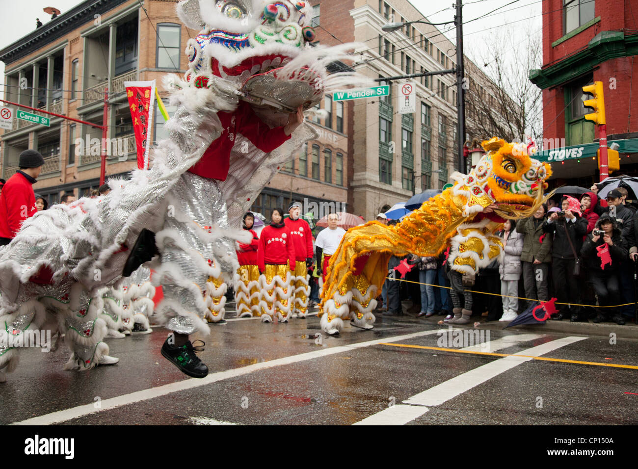 Salta in aria questi 2 lions eseguita per la folla di persone che hanno partecipato al 2012 Anno Nuovo Cinese parade di Vancouver Foto Stock